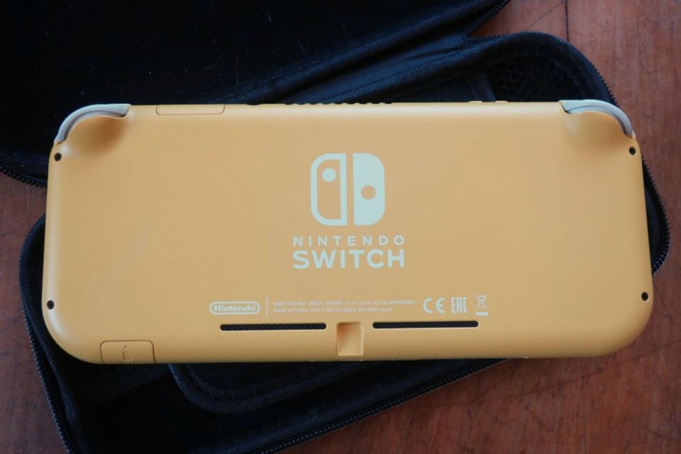 Switch Lite gelb + Case + Zelda Breath of the Wild + Lösungsbuch in Dresden