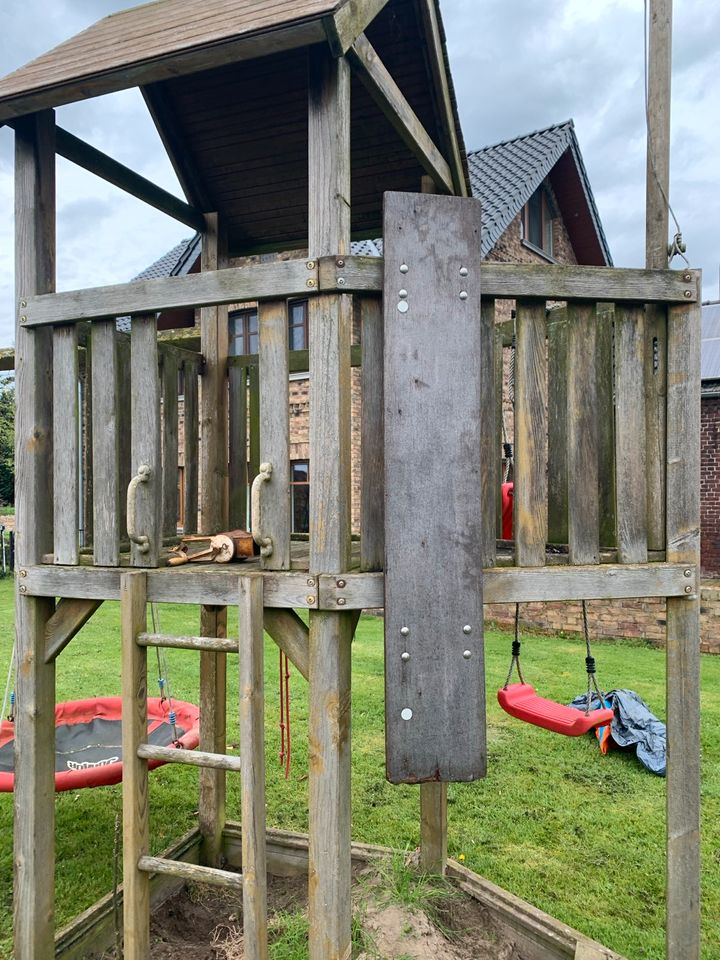 Winnetoo Spielturm mit Schaukel und Rutsche in Wachtendonk