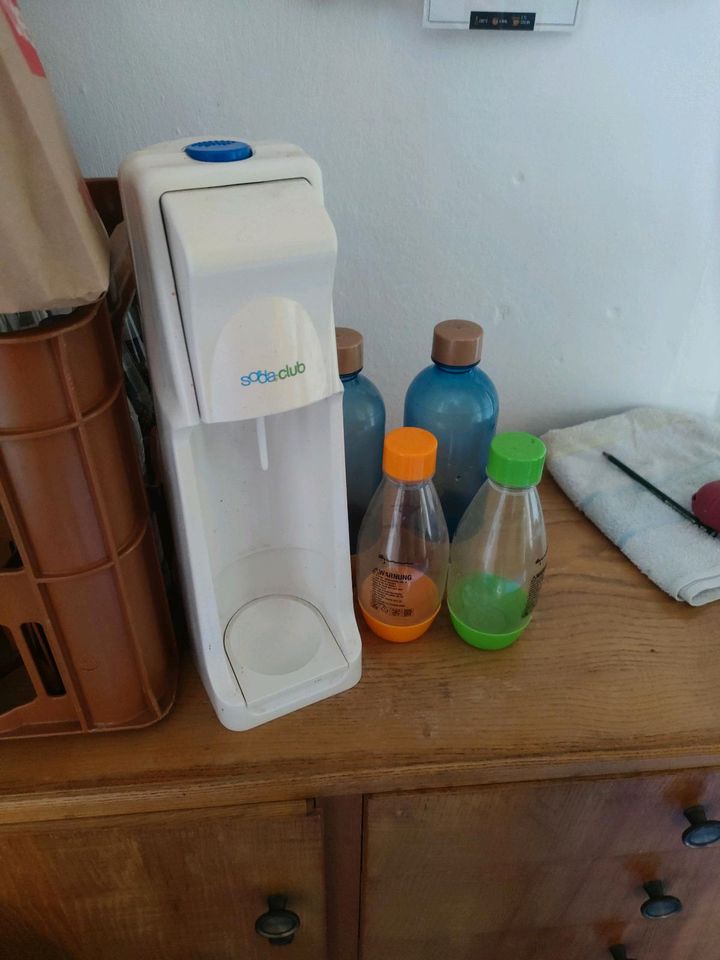 Sodastream mit 4 Flaschen und leerer Gasflasche in Stuttgart