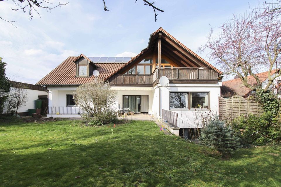 Zeitnah bezugsfreies, freistehendes Zweifamilienhaus mit schönem Garten und 2 Garagen in Herzogenaurach