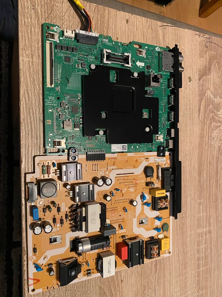 Mainboard und Netzteile von Samsung GU43AU7179UXZG in Rietberg