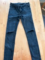 Jeans in schwarz Größe 27/30 ripped am Knie Hessen - Karben Vorschau