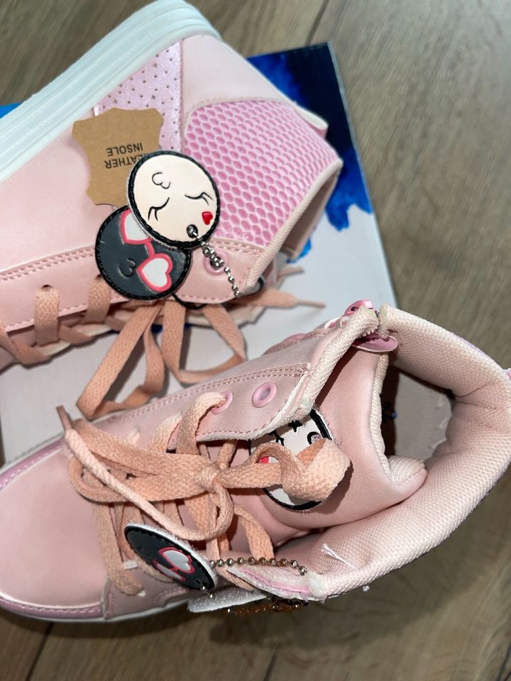 BlueBox ❤️ zuckersüße Sneakers rosa Patches ❤️ Größe 32 in Kassel