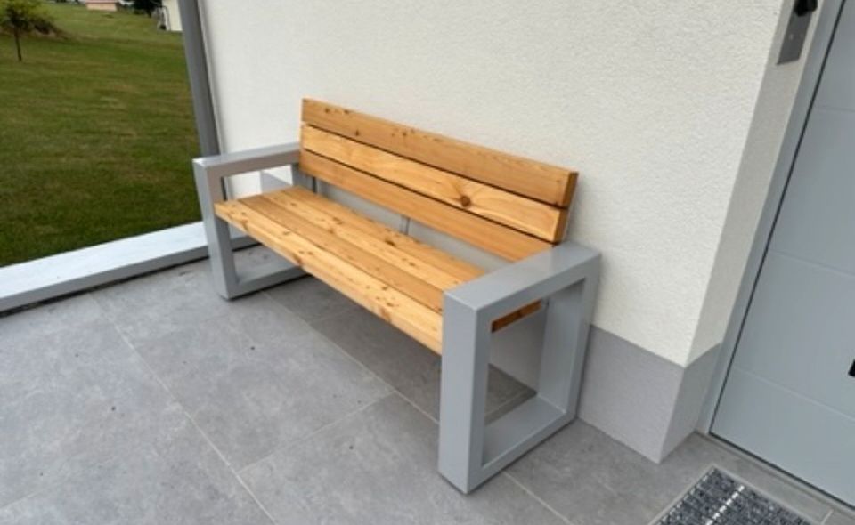 Moderne Gartenbank auf Metallfüßen| Sitzbank|Holzbank|Lounge in Osnabrück