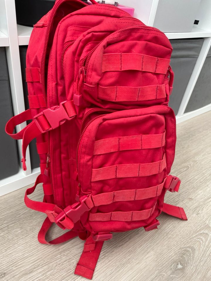 Bundeswehr Rucksack rot pink in Nideggen / Düren