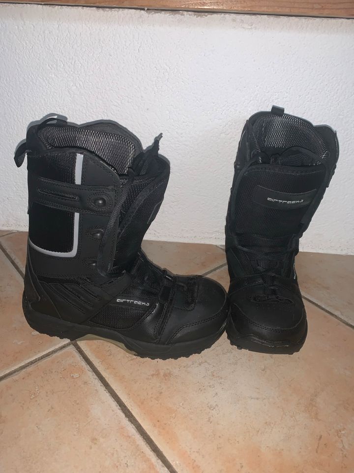 Snowboardset mit Snowboard, Tasche und Schuhen. in Niederrieden