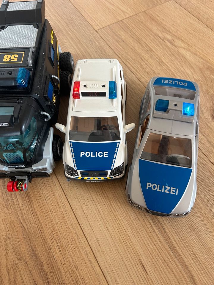 Playmobil Polizeiwache Station mit Figuren und Fahrzeuge in Kiebitzreihe