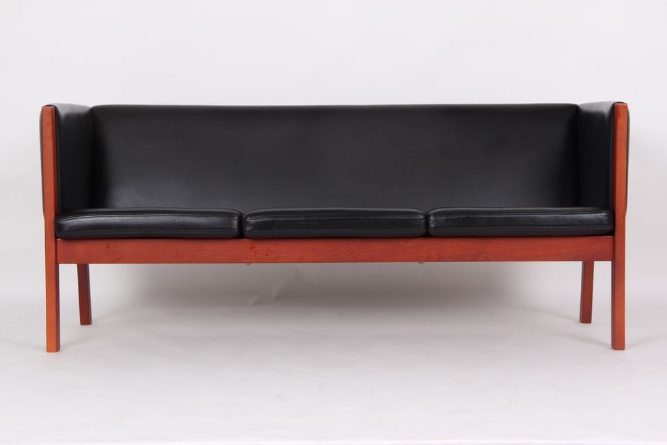 Hans J. Wegner Sofa Modell GE285/ 3 mit schwarzem Leder in Harrislee