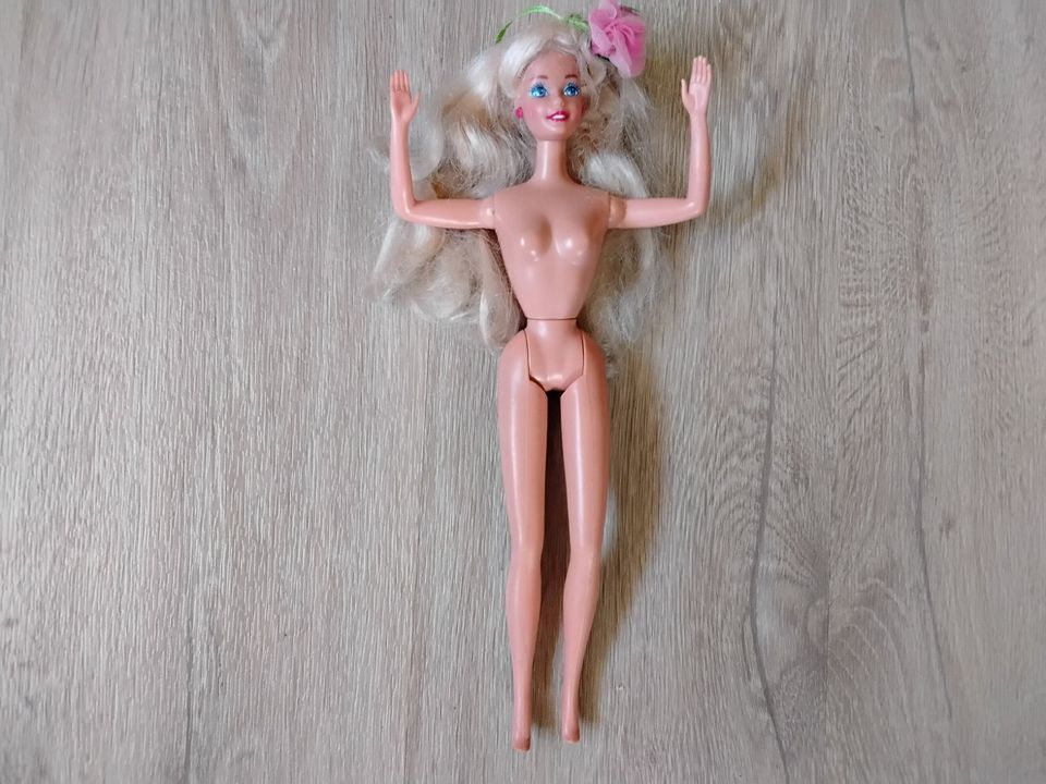 Matell Barbie Gelenkpuppe Kleid Ohrringe wandelbar pink 90er in Ankum