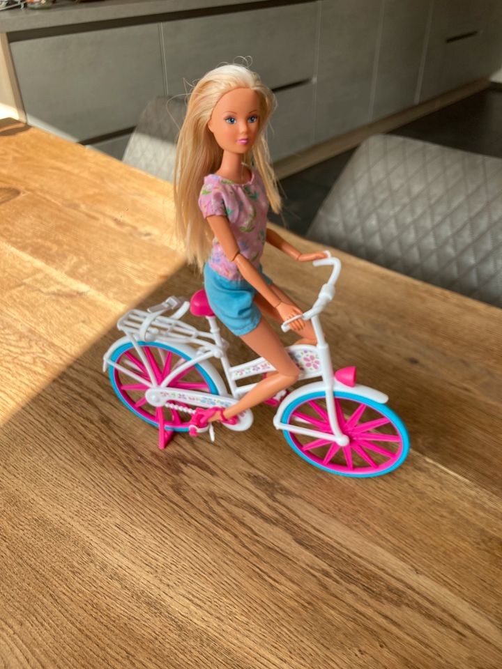 Barbie Puppe auf dem Fahrrad in Würselen