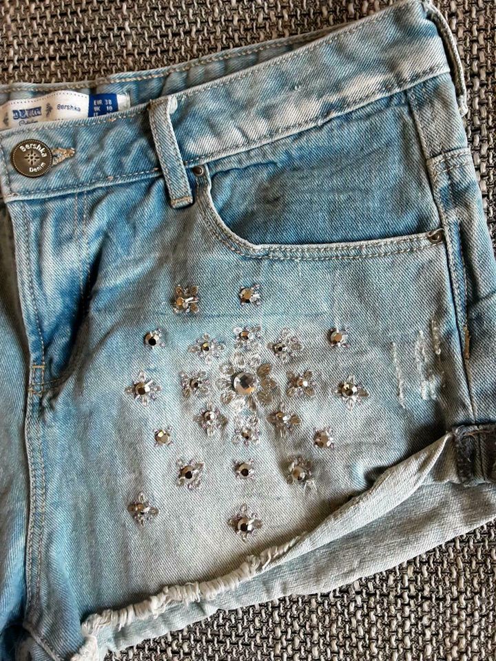 Bershka, Jeansshorts mit Strass und Stickerei, 38, Neu in Karlsruhe