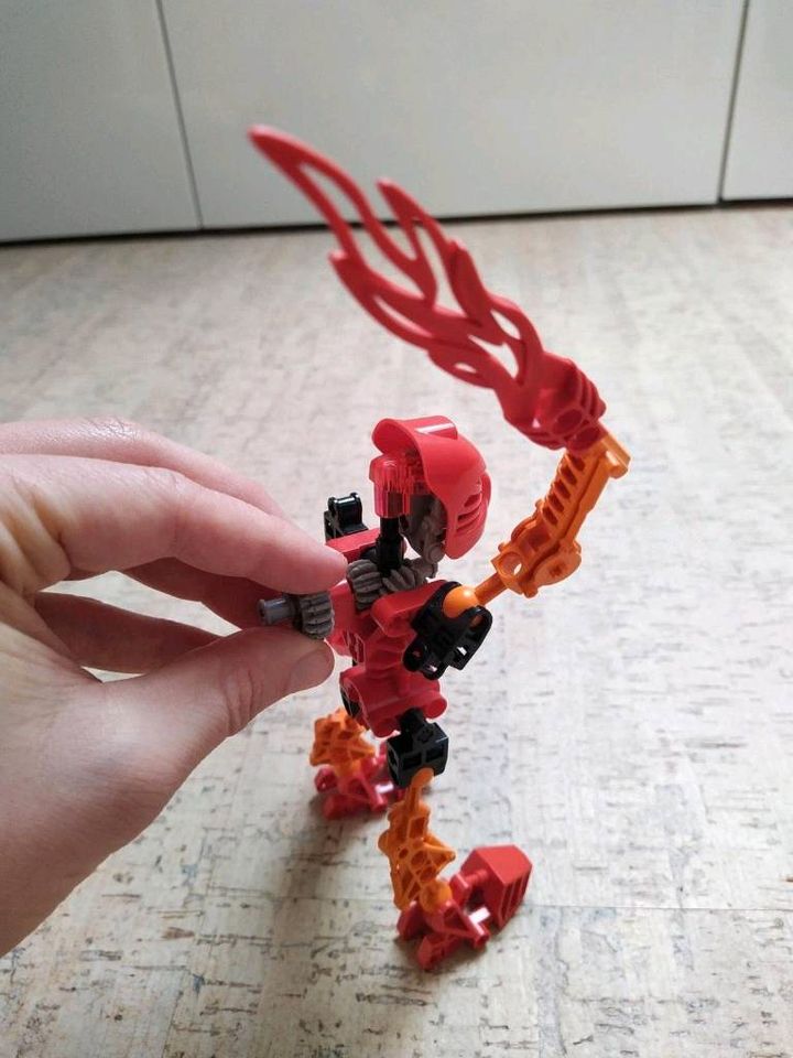 2x LEGO Technic Bionicle 8533 8534 + Extra-Maske Actionfigur/Mech in Hamburg