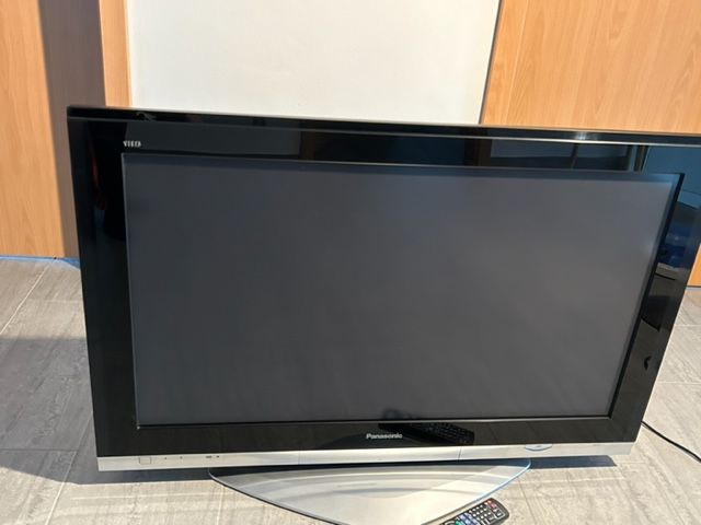 Flachbildfernseher, Panasonic, 42 Zoll, 106,7 cm in Randersacker