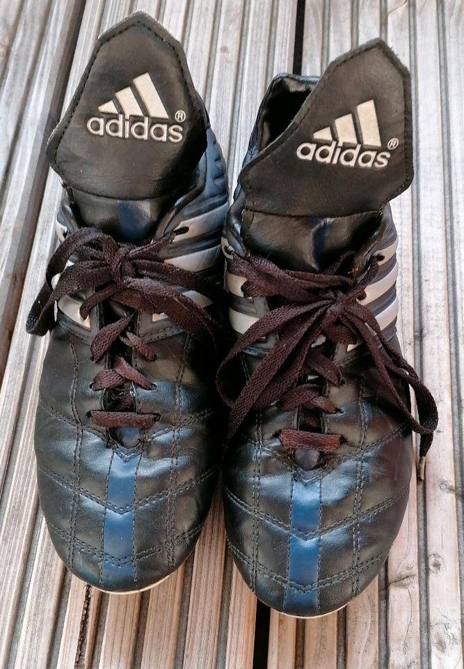 Adidas Fußballschuhe mit Noppen schwarz Größe 38 in Eichenzell