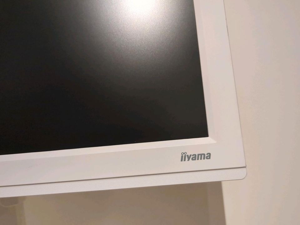 Monitor 24 Zoll HDMI ganz in weiß Schaut sehr cool aus in München