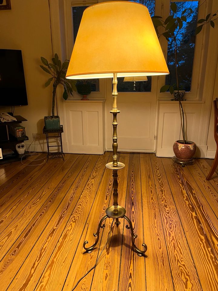 Wunderschöne Antike Stehlampe Messing Patina Höhe 137cm in Hamburg