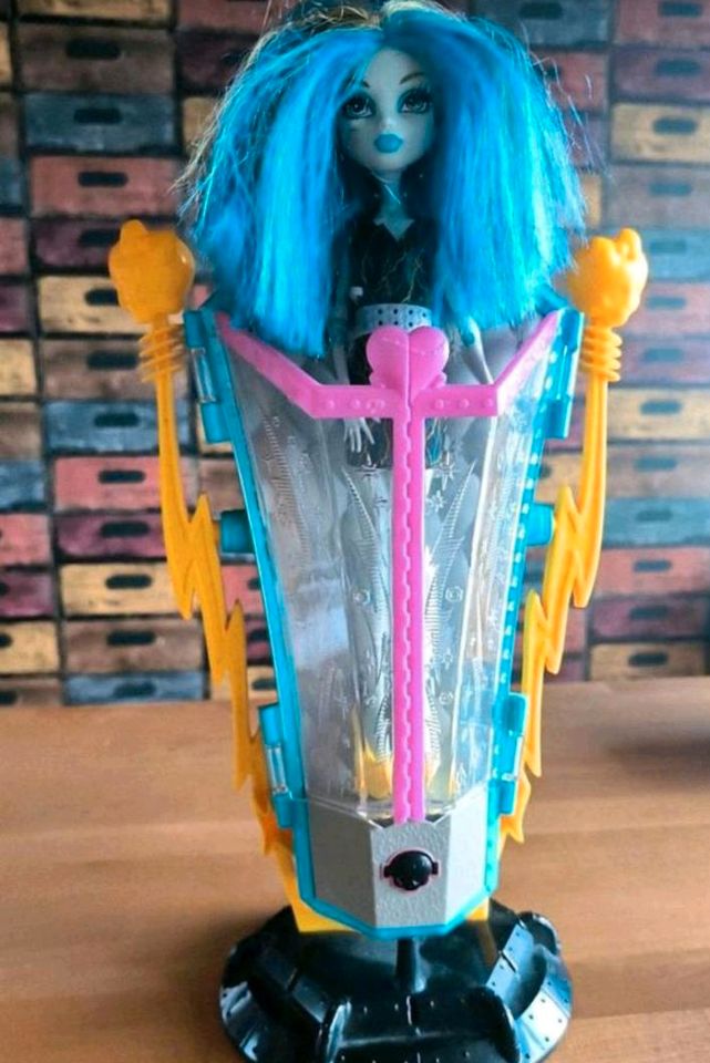 Monster High Frankie Stein Puppe und Freaky Fusion Aufladestation in Vettweiß