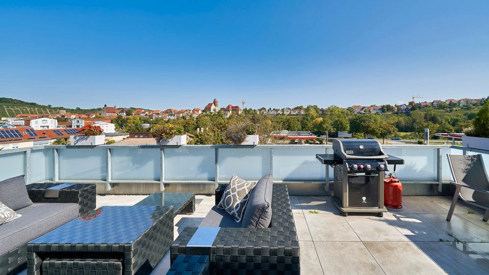 Moderne Penthouse-Wohnung mit 2 Tageslichtbädern, 2 Stellplätzen und Blick auf die Altstadt! in Besigheim