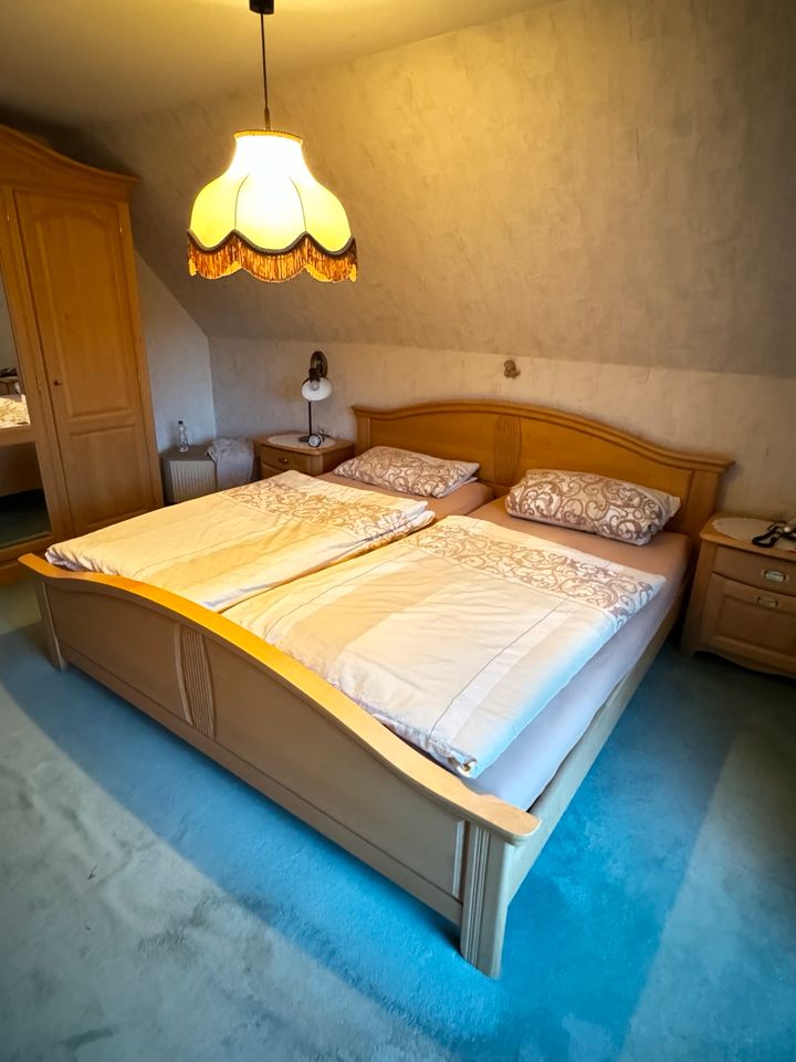 Schlafzimmer Echtholz gepflegter Zustand in Langenbach