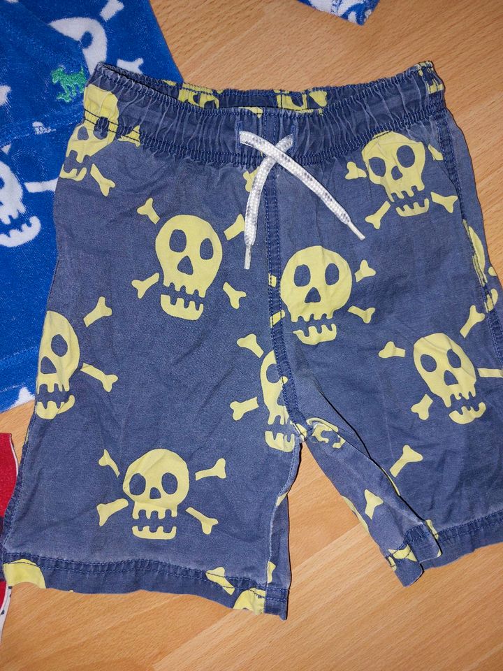 Mini Boden Paket Piraten Totenkopf Shorts Badehose 3-5 110 Poncho in Wolfhagen 