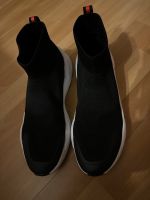 Sneaker schwarz mit weißer Sohle Saarland - Schwalbach Vorschau