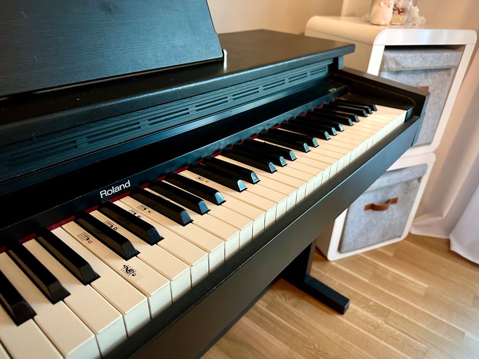 Roland Digital Piano HP 2700 mit gewichteter Tastatur in Bestensee