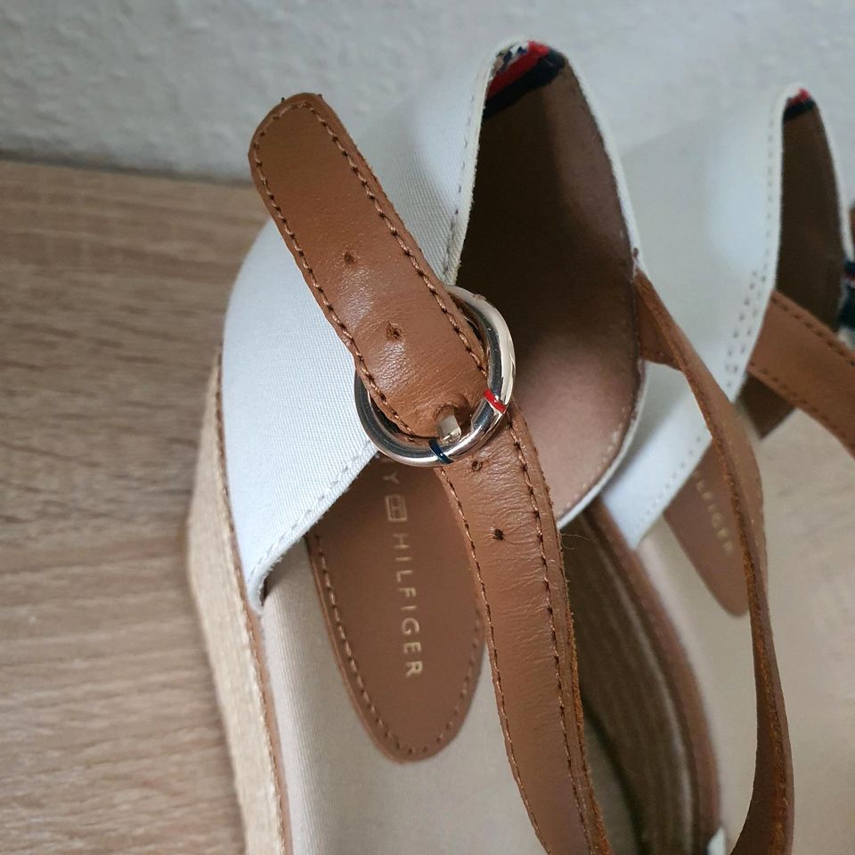 TOMMY HILFIGER Sandalen Iconic Elba Sandal Keilabsatz in Frankfurt (Oder)