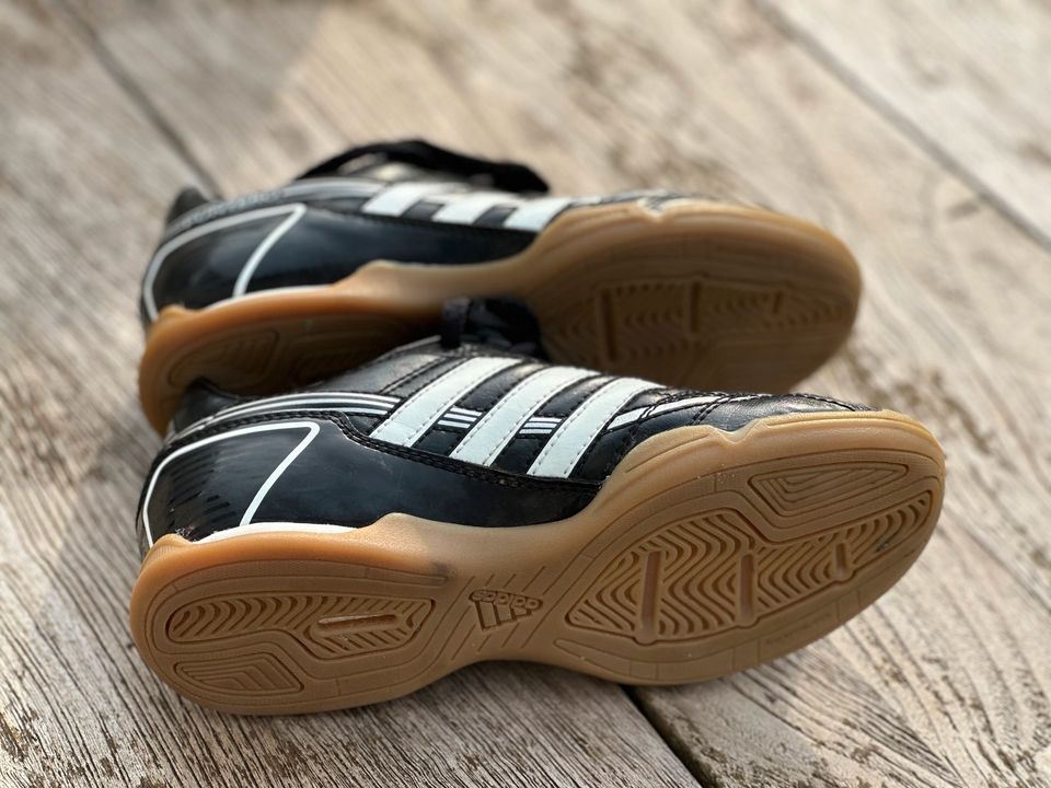 Adidas Fußball Hallenschuhe 32 in Alsdorf