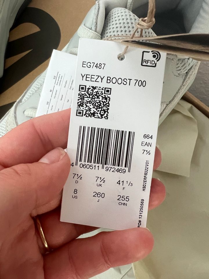 Adidas Yeezy 700 Salt Größe 8 in Notzingen