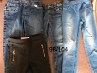 Jeans 98-104 mit kleinen Löchern / Flecken Baden-Württemberg - Mundelsheim Vorschau