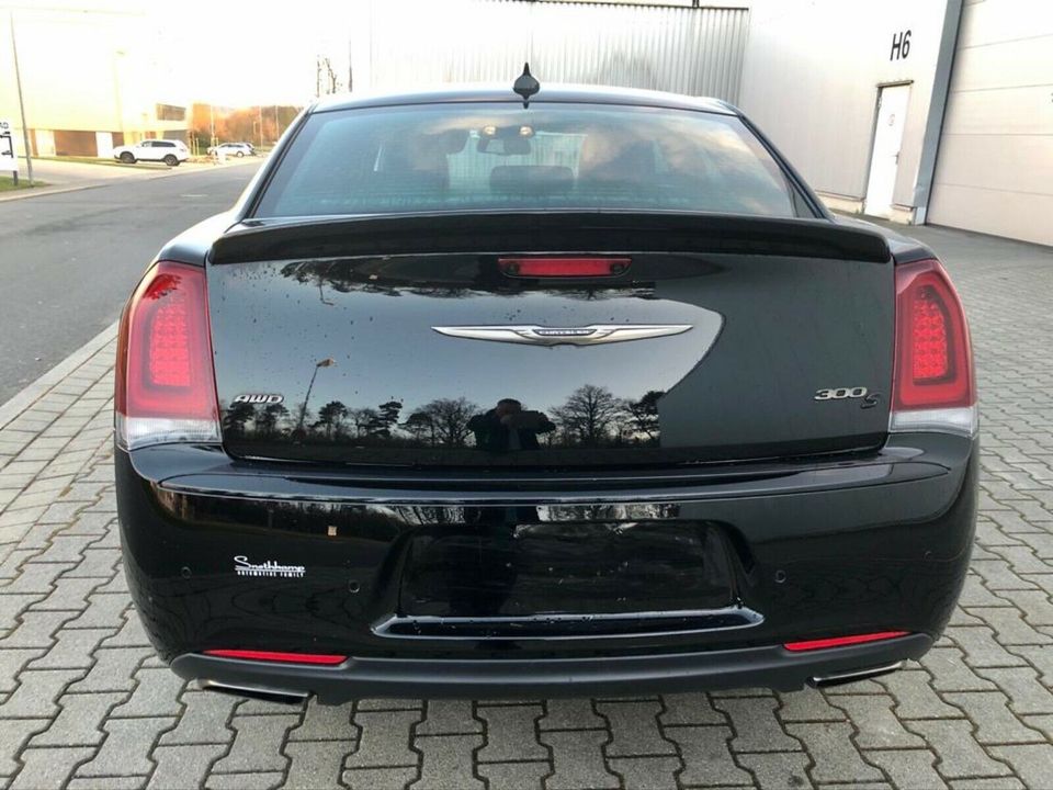 Chrysler 300C 3,6 S  AWD 4x4  LEDER 8 GANG XENON LPG in Walldürn