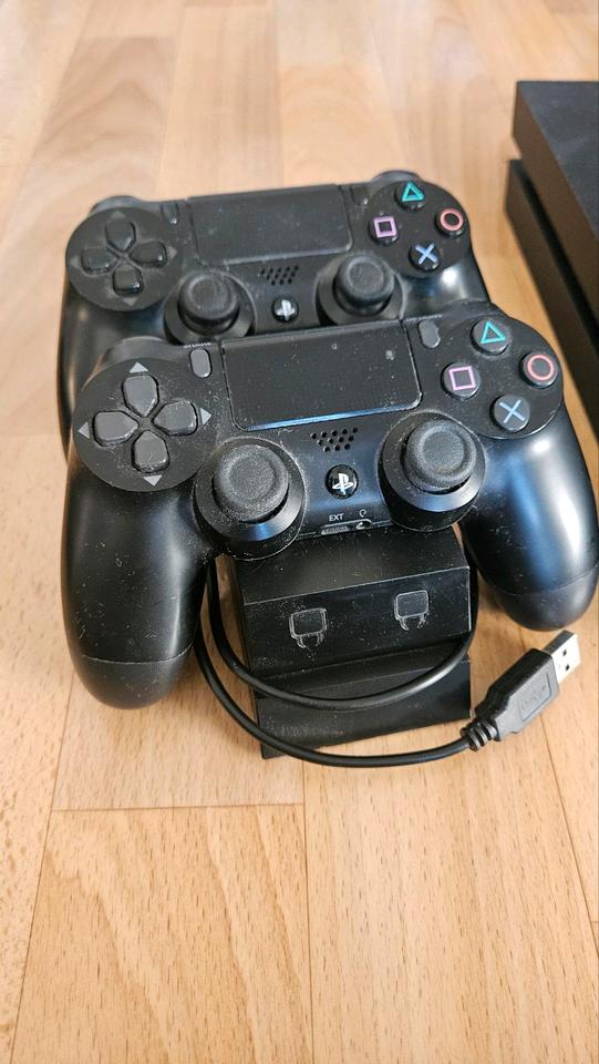 PlayStation 4 mit 4 Controllern, Spielen & Zubehör – Komplettset in Berlin