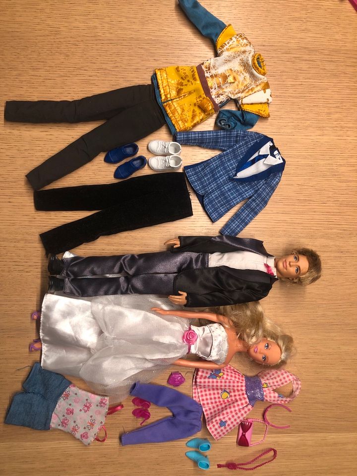 Barbies Ken und Steffi mit Outfits in München