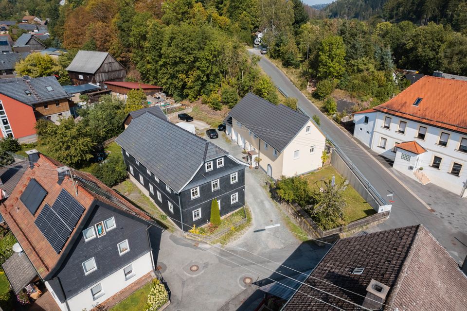 Denkmalgeschütztes Bauernhaus: 3 Wohnungen, 5 Garagen, volle Vermietung in Pressig