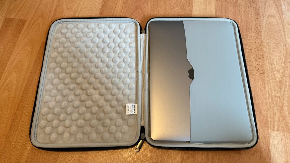 MacBook Pro 13“ 2022 M2 + Case in Reiskirchen