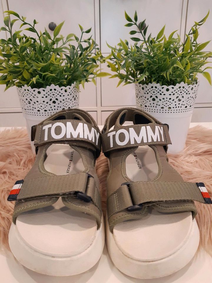 ♡coole Sandalen für Teens von Tommy Hilfiger Grösse 39♡ in Moosthenning