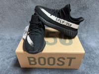 Adidas Yeezy Boost 350 V2 Kernschwarz Weiß Größe 42 Hessen - Obertshausen Vorschau