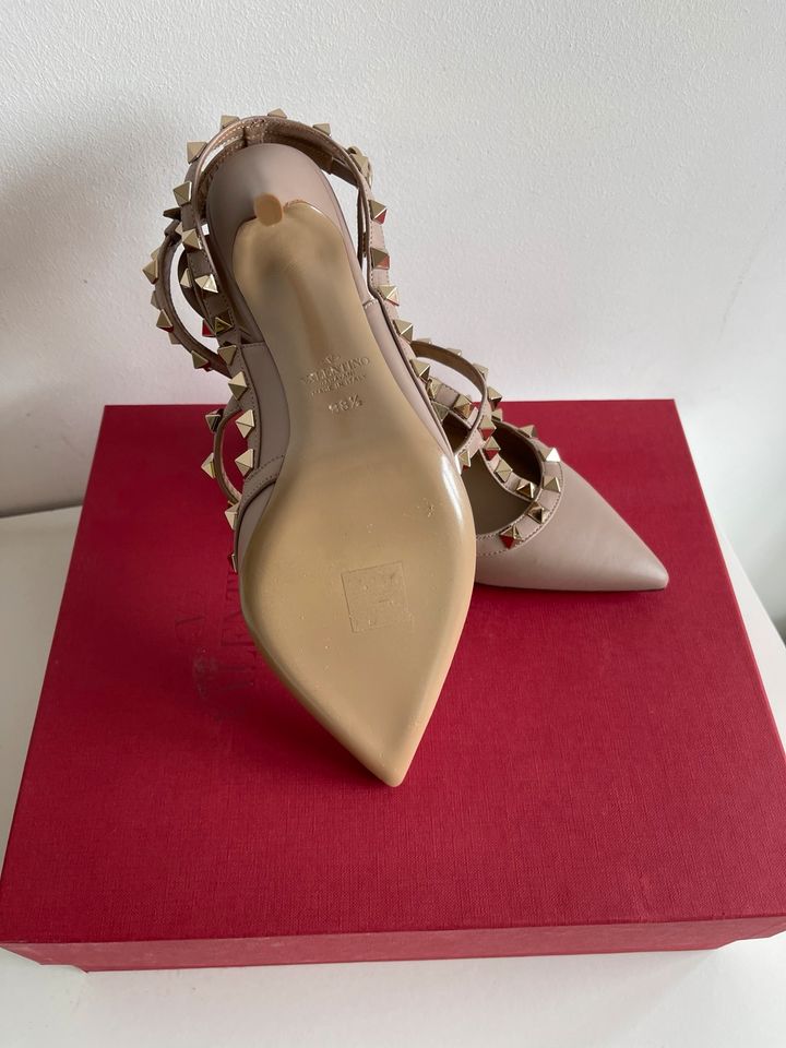 Valentino Garavani Rockstud Pumps / Highheels Gr. 38,5 Nude in Moers