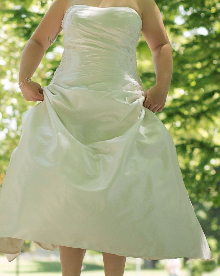 Brautkleid mit eleganten Pailetten und wunderschöner Schnürung in Neu Ulm