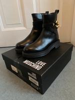 Neu!  Moschino Stiefel Boots Goldkette Gr. 39 schwarz Leder Berlin - Mitte Vorschau