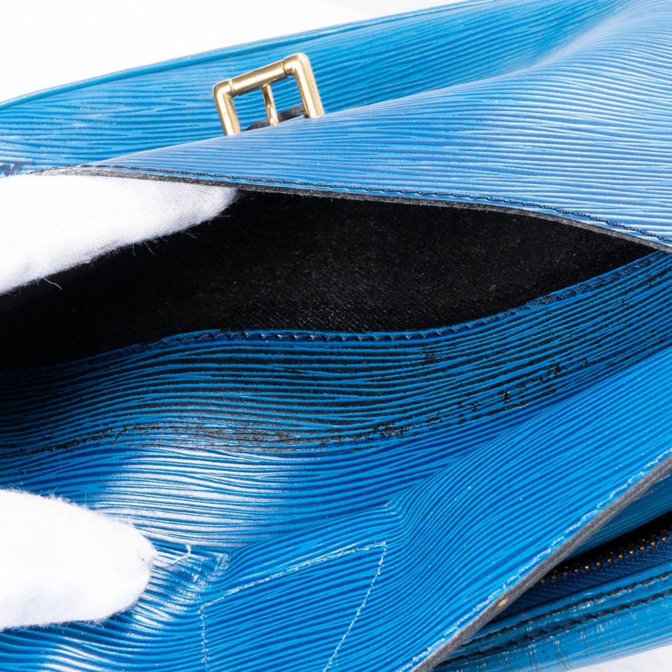 Louis Vuitton Blue Epi Leather Jeune Fille Crossbody Bag in Halle