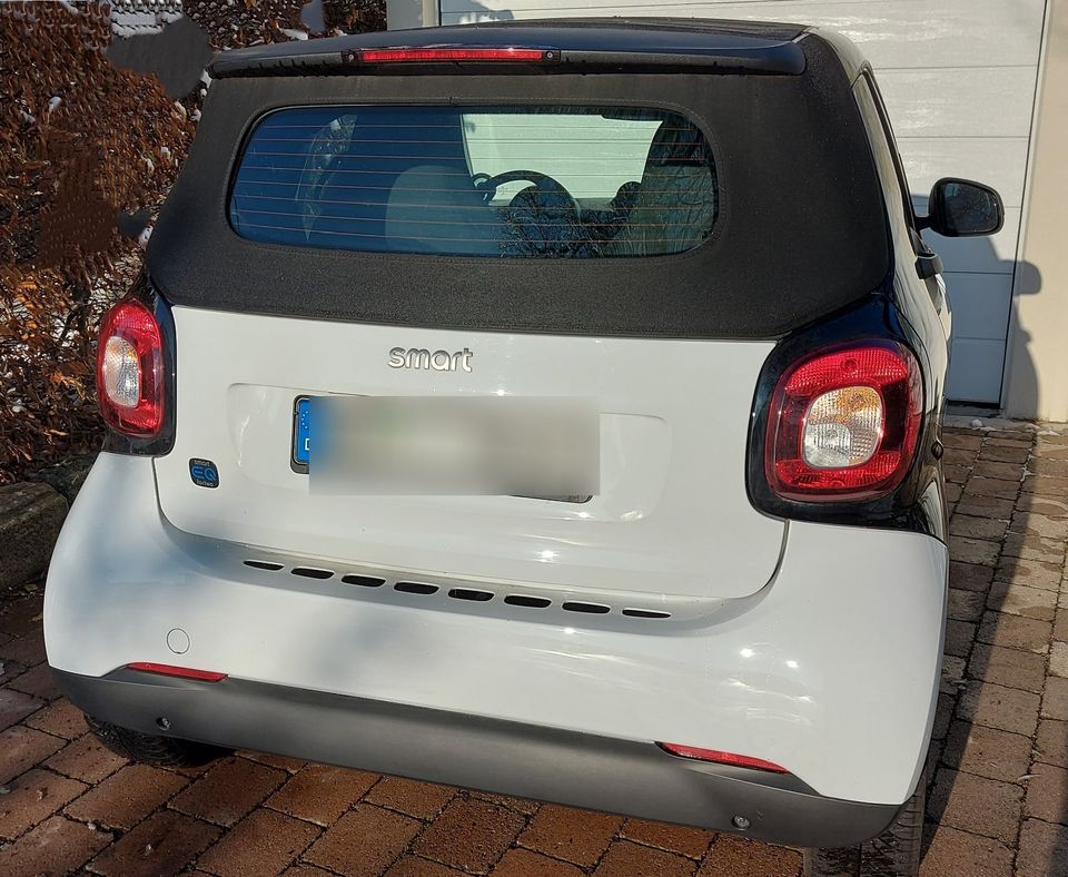 smart EQ fortwo cabrio 22 kW-Bordlader mit Schnellladefunktion in Metzingen