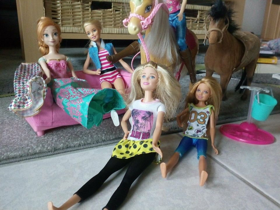 Barbie, Barbies Puppen mit Pferd in Trausnitz