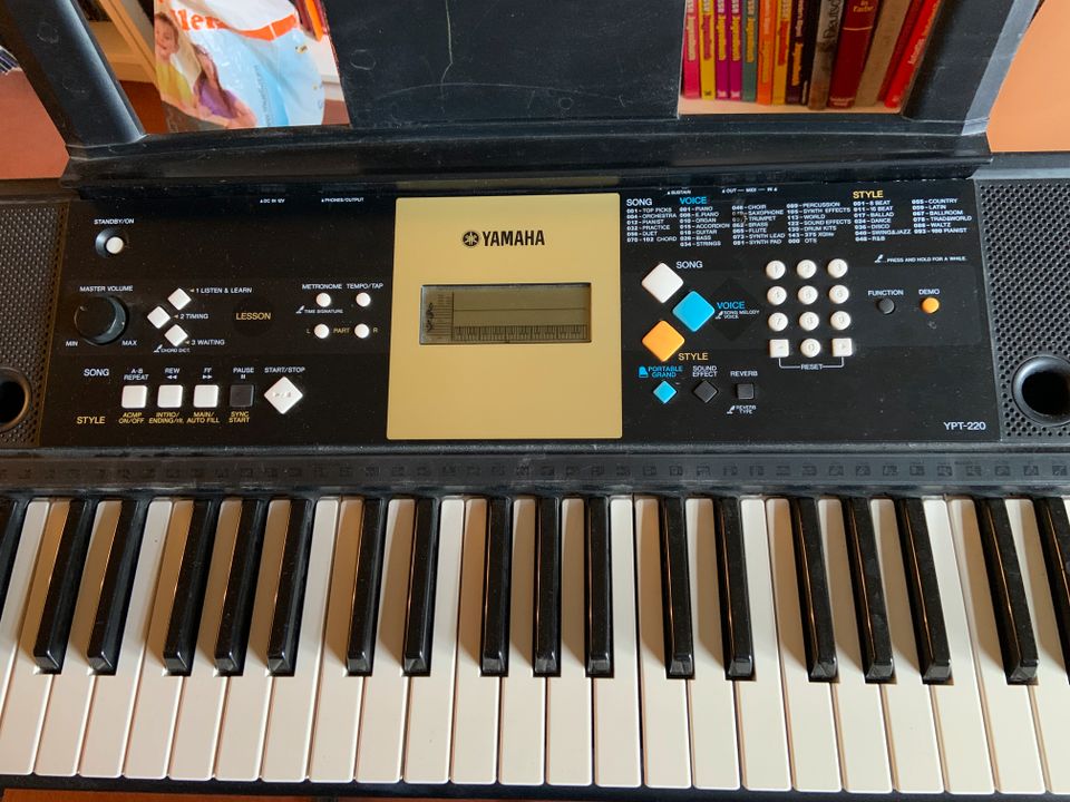 Yamaha-Keyboard mit Key-Board-Ständer YPT 220 in Tübingen