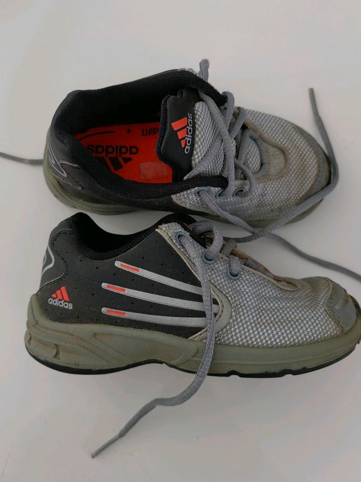 Adidas Schuhe Gr. 24 in Cadolzburg