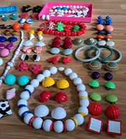 Mode Schmuck Konvolut 70/80er J. Plastik  56x Clips usw. Brandenburg - Blankenfelde-Mahlow Vorschau