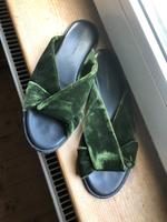Schöne Schlappen Sandalen Hingucker von Haider Ackermann Samt grü Hessen - Maintal Vorschau