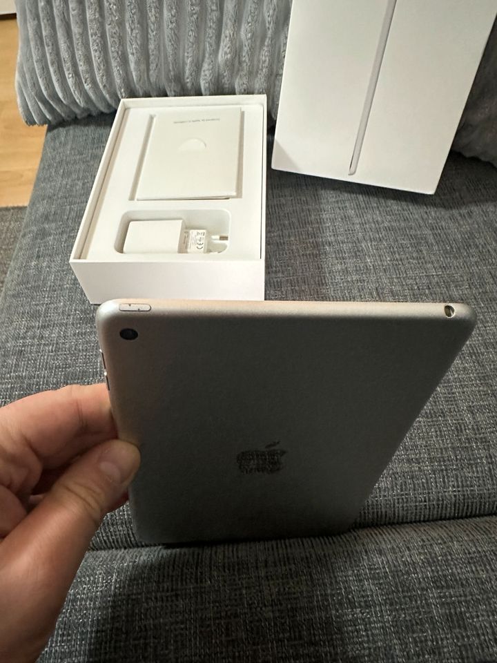 Apple iPad mini 4 Silber 16GB in Achim