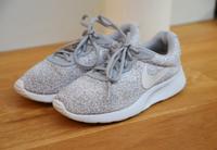 Nike Gr 38,5 Tanjun Print Damen 820210-001 Brandenburg - Stahnsdorf Vorschau