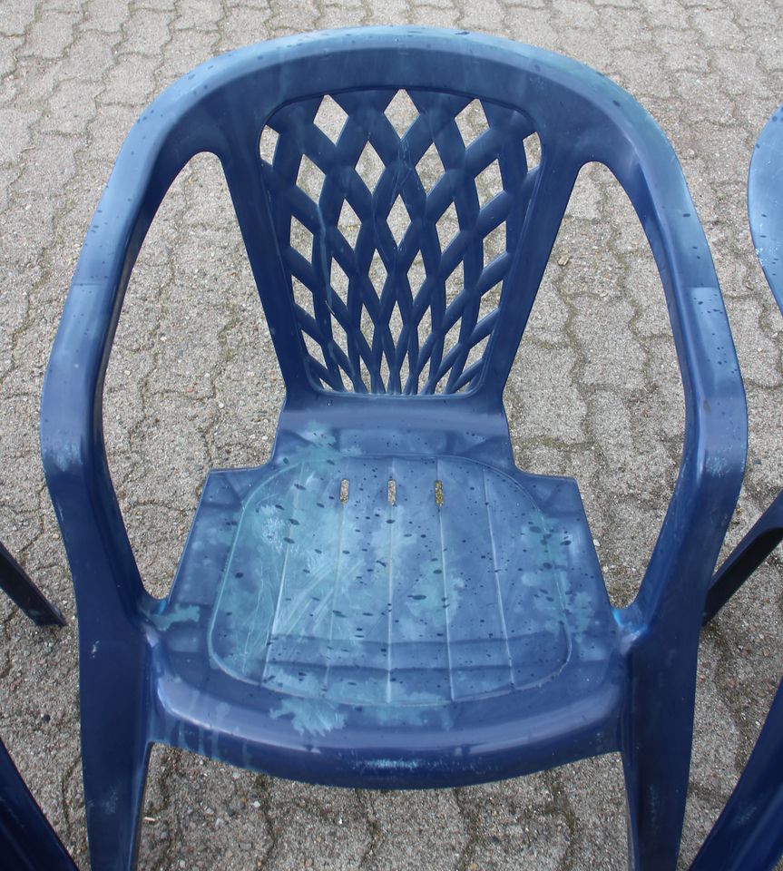 4 Gartenstühle aus blauem Kunststoff | Stühle | Stapelstühle in Oeversee
